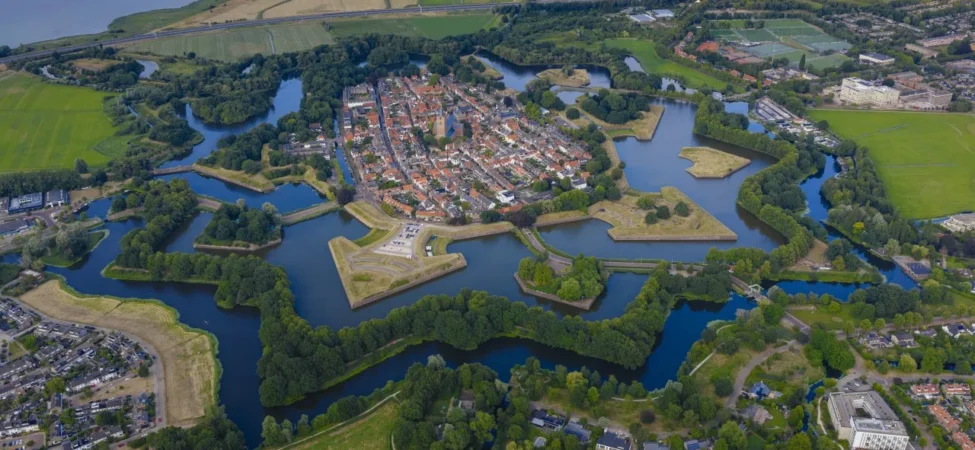 AA-20260803-42129206-42129192-HOLLANDANIN_YILDIZ_BICIMLI_SEHRI_NAARDEN