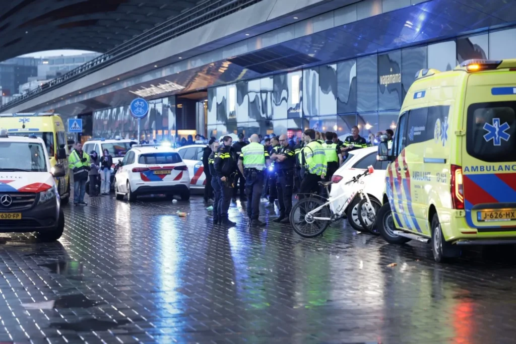 Amsterdam Centraal’ın Arka Tarafında Bıçaklı Saldırı: 3 Kişi Yaralandı, Şüpheli Gözaltında