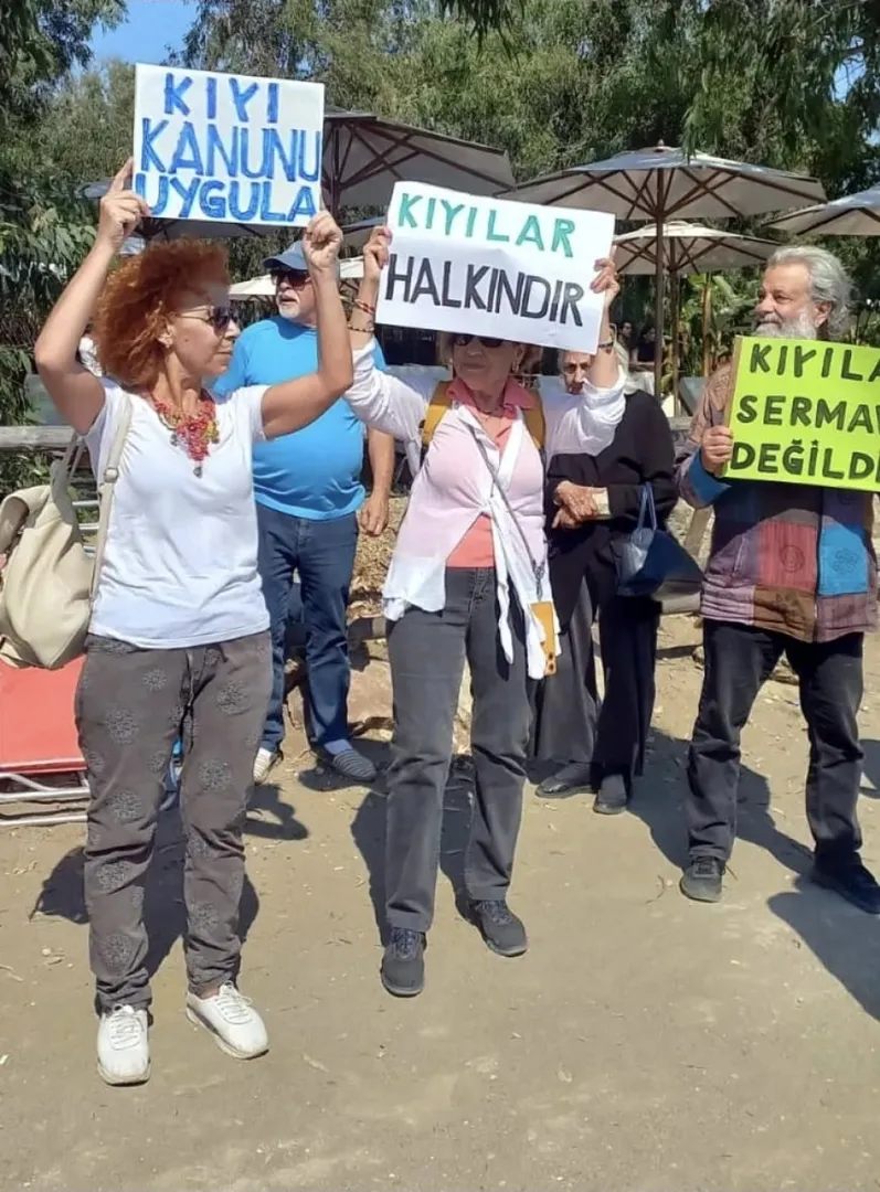 Türkiye'de Halk Plajları Tartışması Büyüyor: Vatandaşlar Kıyıların İşgal Edildiğini Savunuyor 1 Screenshot 20260805 133932 ChatGPT