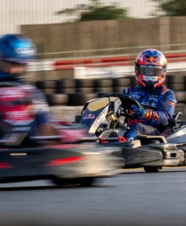 AA-20260826-42313369-42313363-VERSTAPPEN_INGILTEREDEKI_GOKART_PISTINDE_100_RAKIPLE_YARISACAK