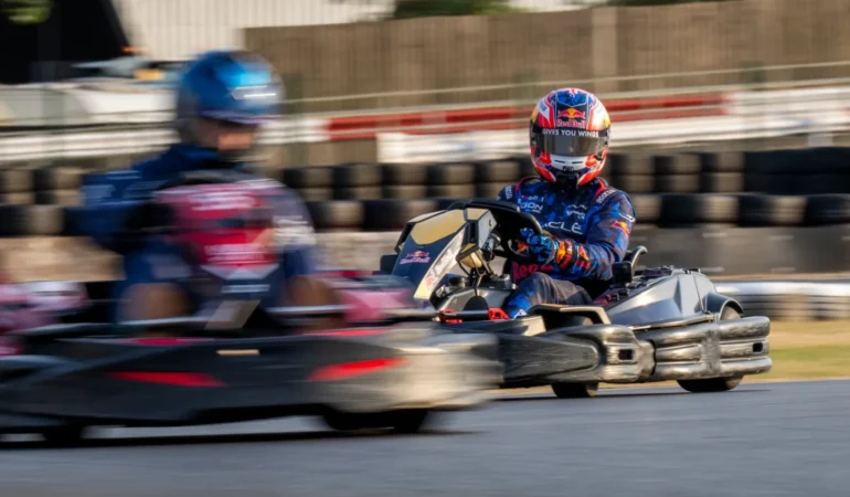 AA-20260826-42313369-42313363-VERSTAPPEN_INGILTEREDEKI_GOKART_PISTINDE_100_RAKIPLE_YARISACAK