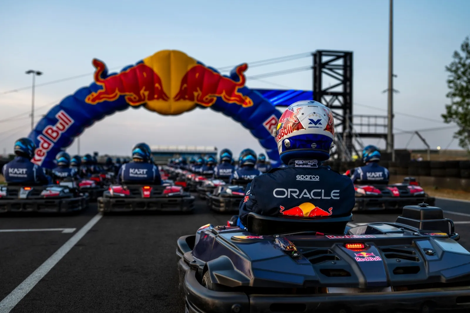 Hollandalı F1 pilotu Max Verstappen, go-kart pistinde Arda Saatçi ile yarışacak 6 AA 20260826 42313369 42313364 VERSTAPPEN INGILTEREDEKI GOKART PISTINDE 100 RAKIPLE YARISACAK