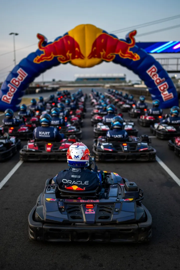 Hollandalı F1 pilotu Max Verstappen, go-kart pistinde Arda Saatçi ile yarışacak 1 AA 20260826 42313369 42313367 VERSTAPPEN INGILTEREDEKI GOKART PISTINDE 100 RAKIPLE YARISACAK