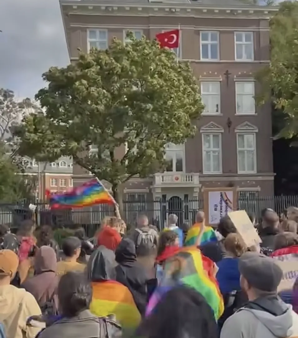 Türkiye’nin Amsterdam’da Başkonsolosluğu Önünde “Ailem Güvende” Protestosu