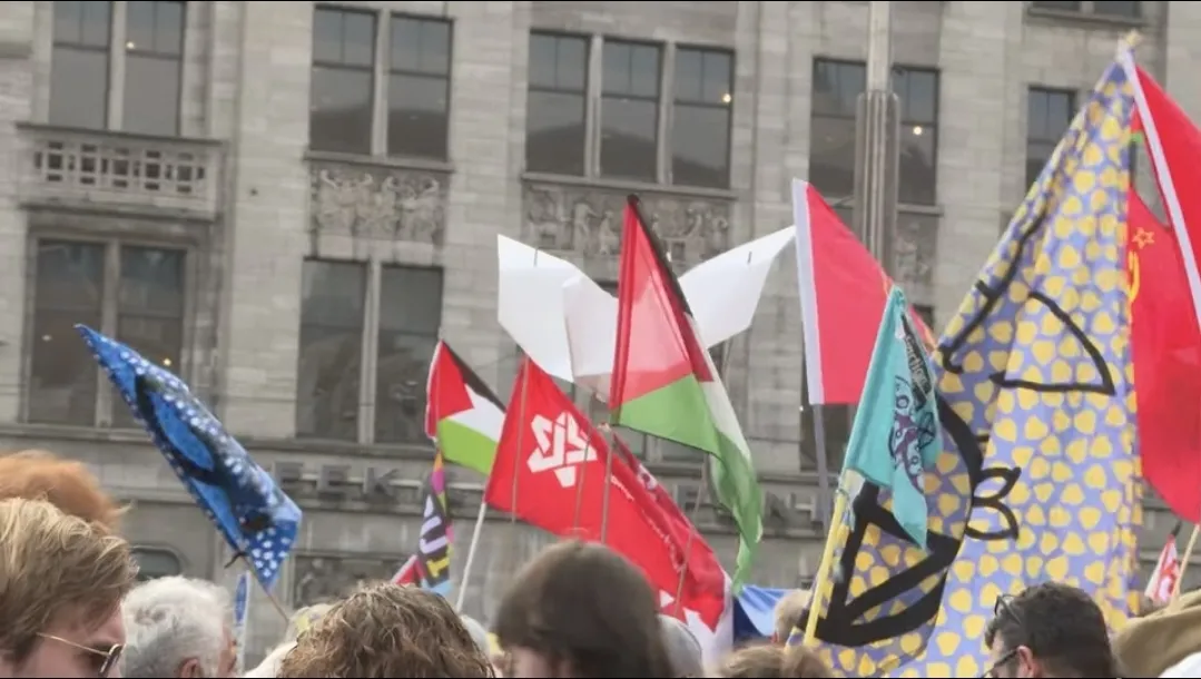 Amsterdam Dam Meydanı’nda ‘Savaşa Hayır’ Protestosu: Binlerce Kişi Katıldı 5 Screenshot 20260927 205907 Gallery
