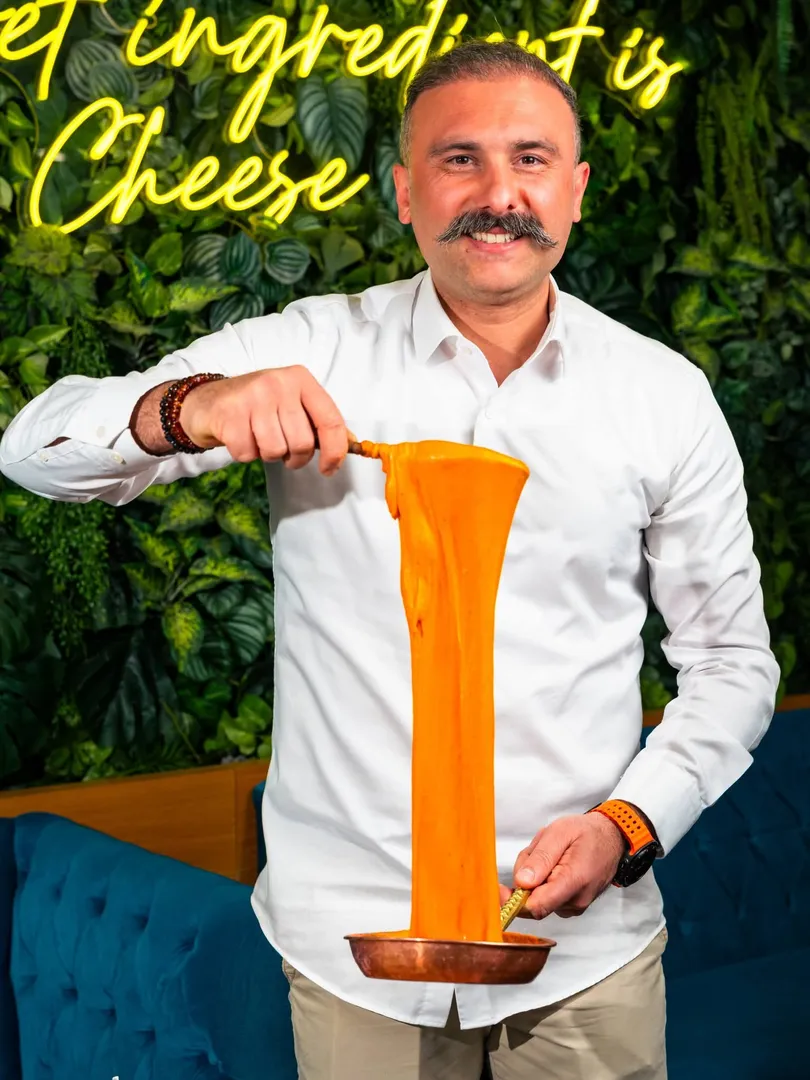 Rotterdam'da Türk girişimciliğinin gurur verici bir örneği olan Simit and Cheese, ikinci şubesiyle büyümeye devam ediyor. 5 FB IMG 1792955436652