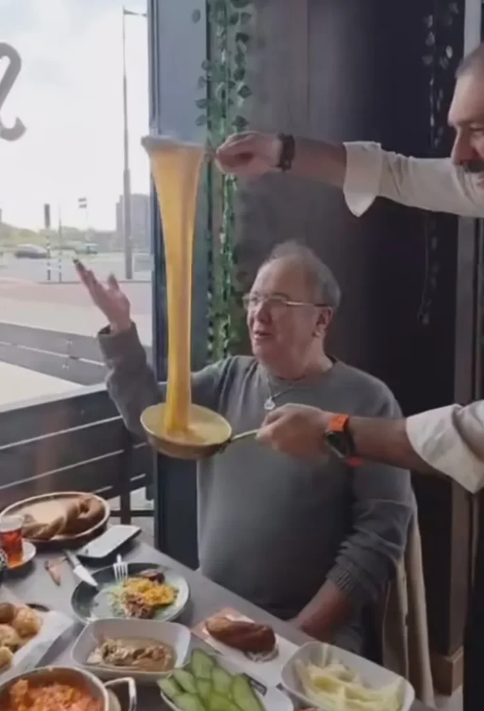 Rotterdam'da Türk girişimciliğinin gurur verici bir örneği olan Simit and Cheese, ikinci şubesiyle büyümeye devam ediyor. 6 Screenshot 20261025 193538 Facebook